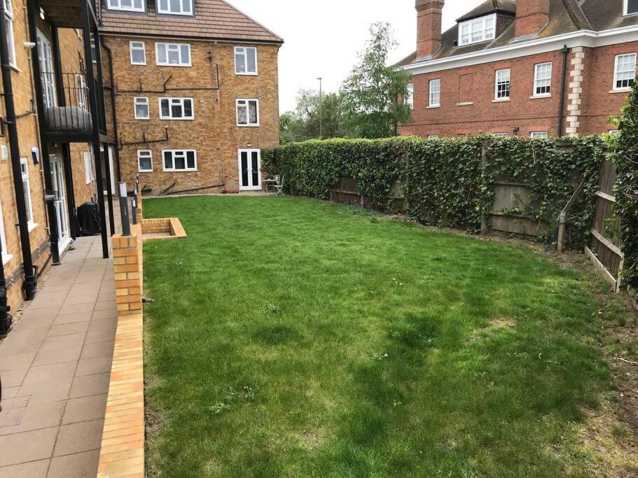 Luxury Penthouse Appartment Cobham  Exterior foto